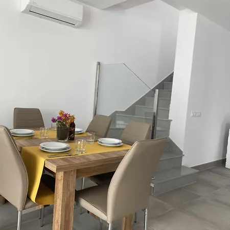 Vuelo, Con Piscina Y Barbacoa Disfrutar *